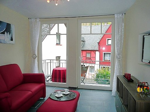 Ferienhaus Bernkastel in Bernkastel-Kues: Wohnzimmer mit Blick in die Altstadt