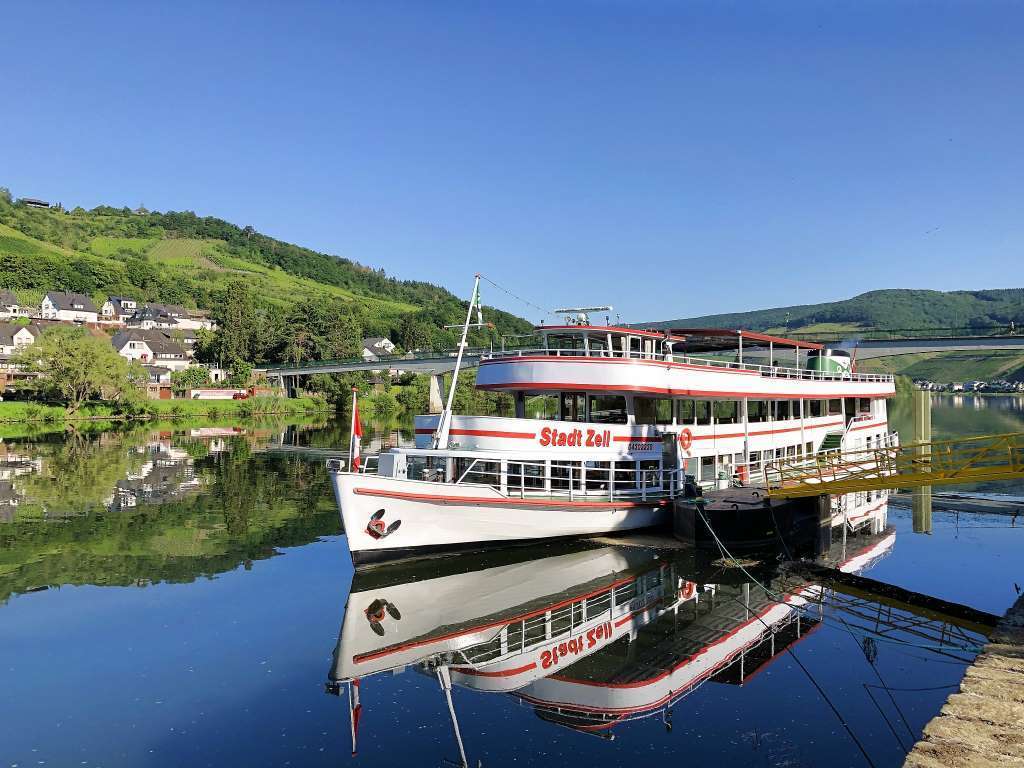 Fahrt mit dem Moselschiff - Moselurlaub in Ferienwohnung Moseltraum in Ferienhaus Am Moselradweg, Schlossstraße 31, 56856 Zell (Mosel)